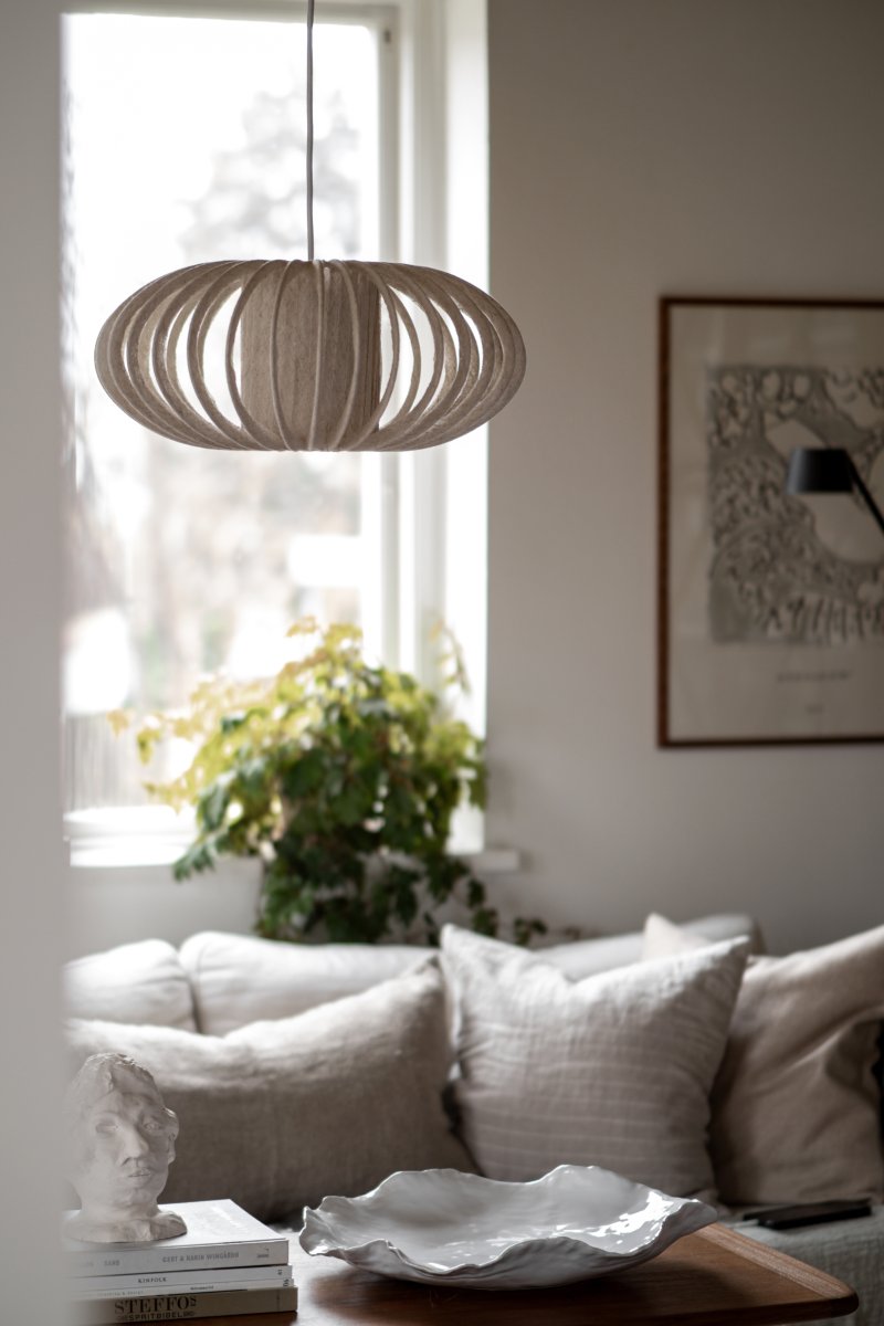 Selma Pantalla S/Colgante Ø45 Beige Lámpas de techo De Globen Lighting - La pantalla Selma está hecha a mano y consta de una estructura de metal lacado en blanco recubierta de lino.