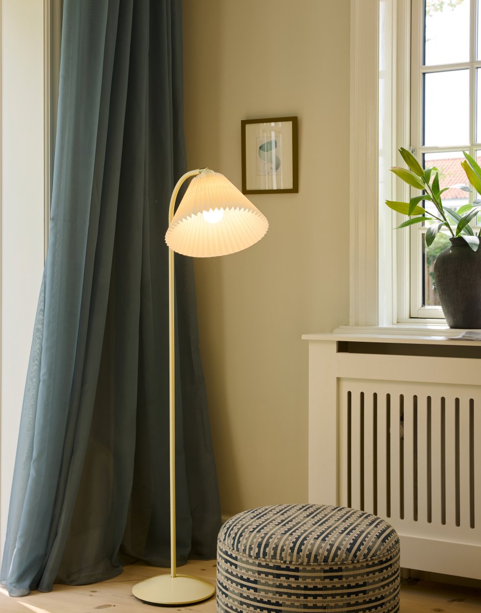 Medina Blanco cremoso lámpara de pie De Halo Design - Su estructura metálica en blanco crema se complementa con una preciosa pantalla de tela plisada del mismo color y detalles decorativos de latón.