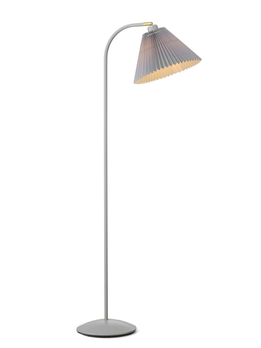Medina Gris lámpara de pie De Halo Design - La estructura de metal gris se complementa con una hermosa pantalla de tela plisada del mismo color y detalles decorativos de latón.