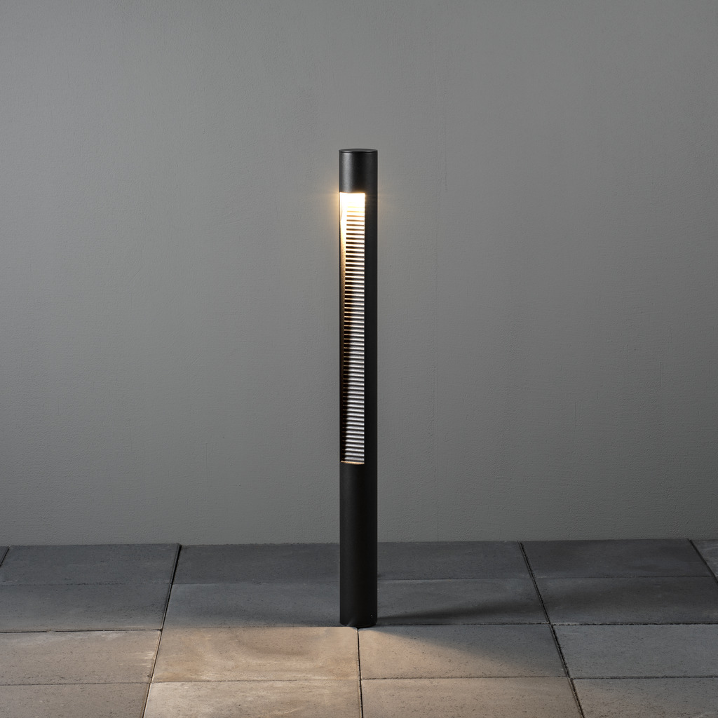 Udine 97cm Negro balizas De Konstsmide - Este moderno y elegante poste es ideal para iluminar caminos o jardines con una luz suave y de bajo consumo.