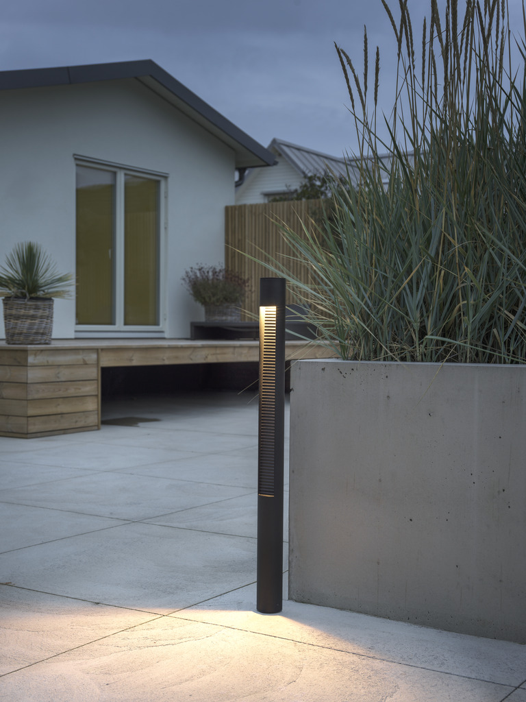 Udine 97cm Negro balizas De Konstsmide - Este moderno y elegante poste es ideal para iluminar caminos o jardines con una luz suave y de bajo consumo.