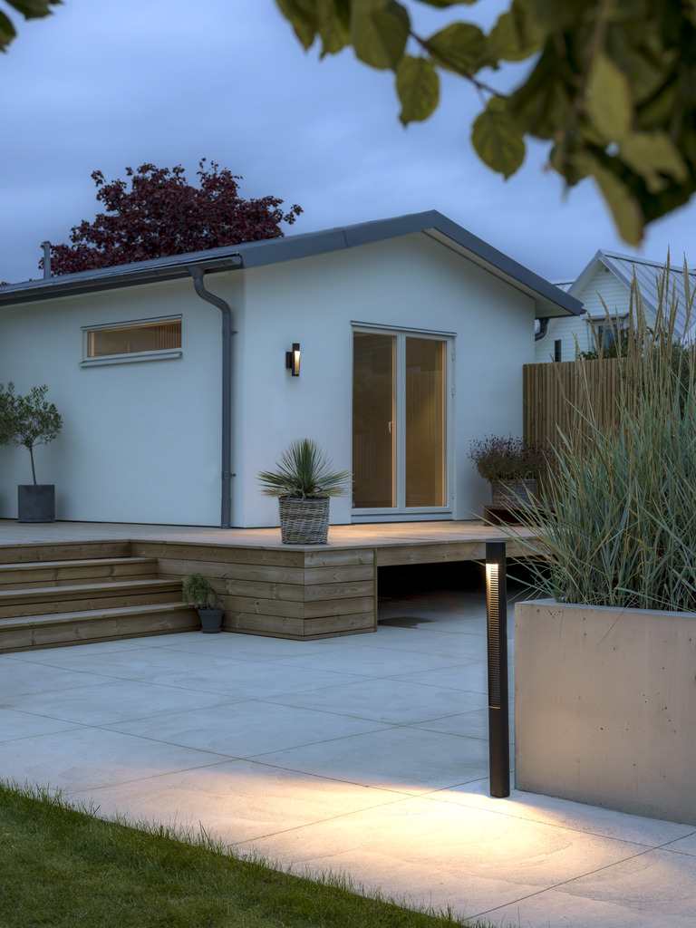 Udine 97cm Negro balizas De Konstsmide - Este moderno y elegante poste es ideal para iluminar caminos o jardines con una luz suave y de bajo consumo.