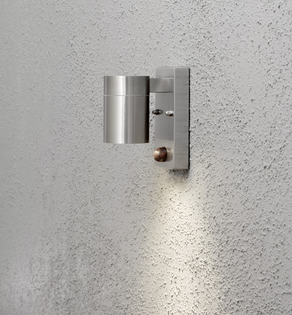 Modena Plata lámpara de exterior De Konstsmide - Asegure su hogar con esta elegante luz de fachada de acero inoxidable, equipada con un práctico detector de movimiento.