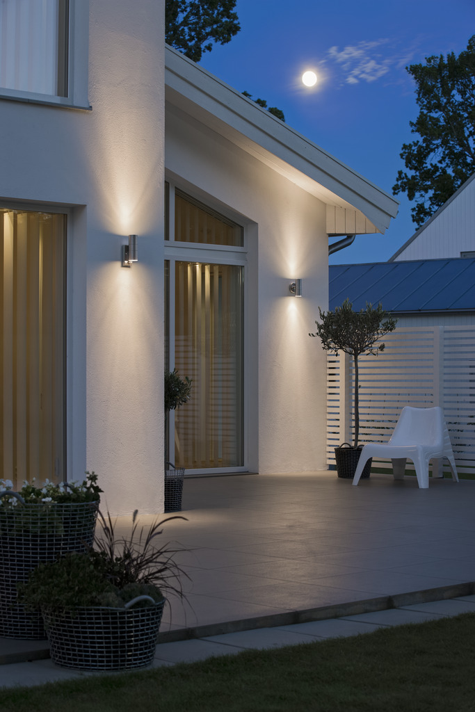 Modena Plata lámpara de exterior De Konstsmide - Asegure su hogar con esta elegante luz de fachada de acero inoxidable, equipada con un práctico detector de movimiento.