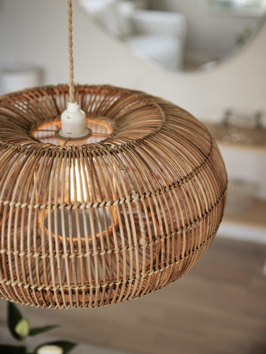 Zuri Ø50 Naturaleza Lámpas de techo De PR Home - Se incluye un cable textil trenzado de color yute con toma de techo de color blanco para uso en interiores.