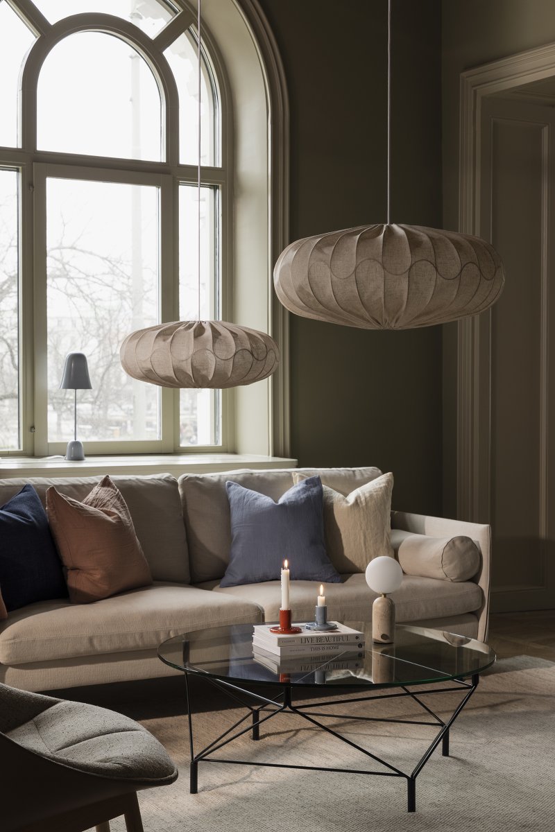 Bladverk Pantalla S/Colgante Ø50 Beige Lámpas de techo De Globen Lighting - La pantalla Bladverk es una pieza decorativa confeccionada en tela de lino beige con un diseño suave y orgánico.
