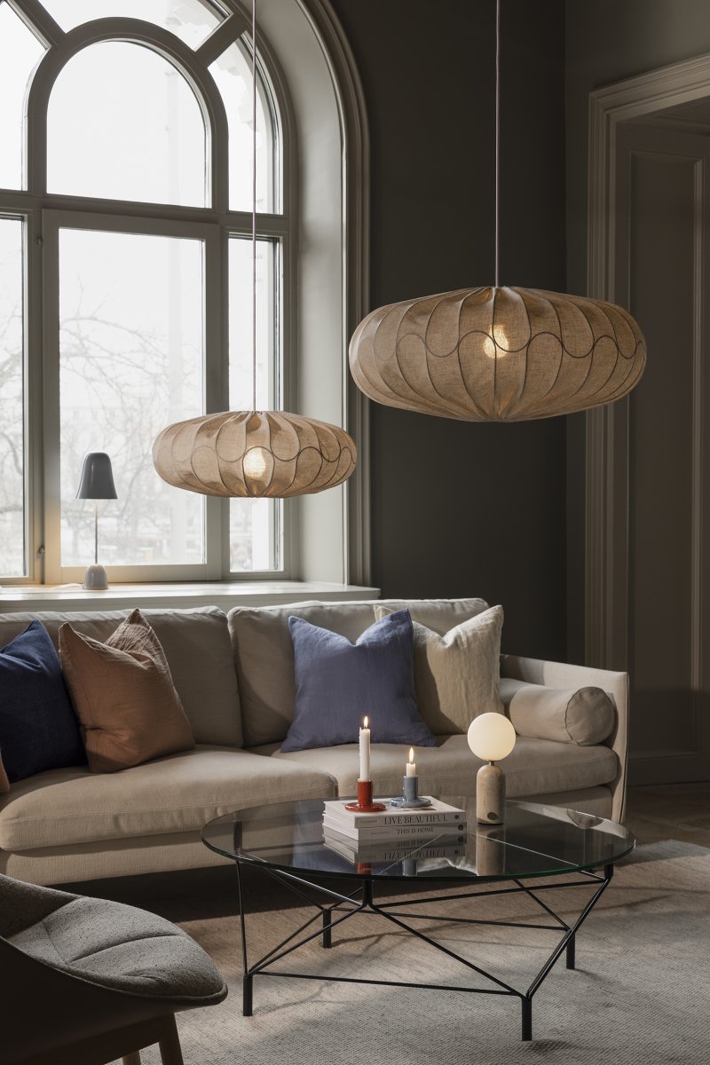 Bladverk Pantalla S/Colgante Ø50 Beige Lámpas de techo De Globen Lighting - La pantalla Bladverk es una pieza decorativa confeccionada en tela de lino beige con un diseño suave y orgánico.