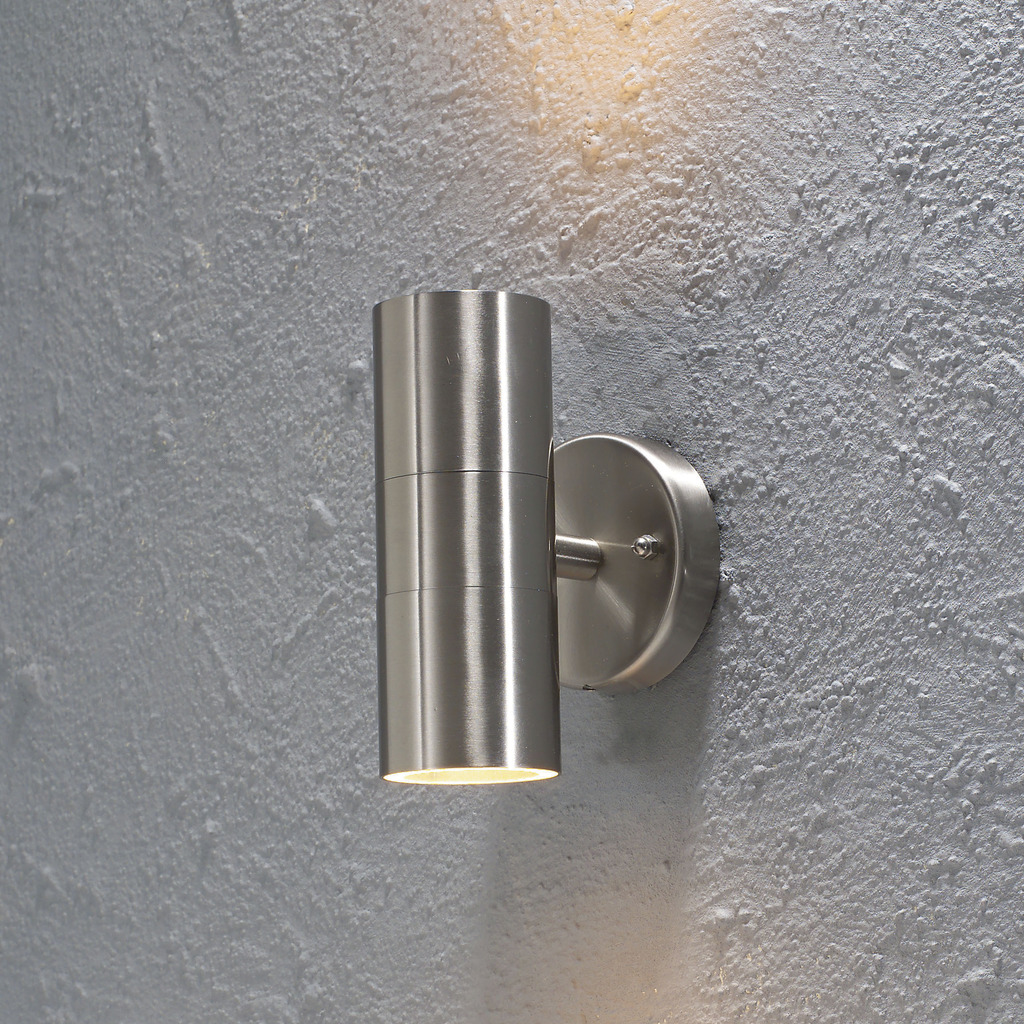 Modena Plata lámpara de exterior De Konstsmide - Cree una soluci&oacute;n de iluminaci&oacute;n elegante y moderna en su fachada con este aplique de pared de acero inoxidable que ilumina tanto hacia arriba como hacia abajo.