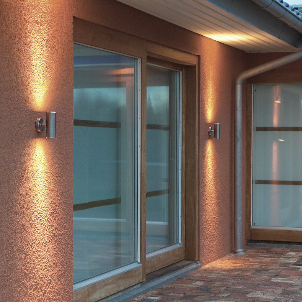 Modena Plata lámpara de exterior De Konstsmide - Cree una soluci&oacute;n de iluminaci&oacute;n elegante y moderna en su fachada con este aplique de pared de acero inoxidable que ilumina tanto hacia arriba como hacia abajo.