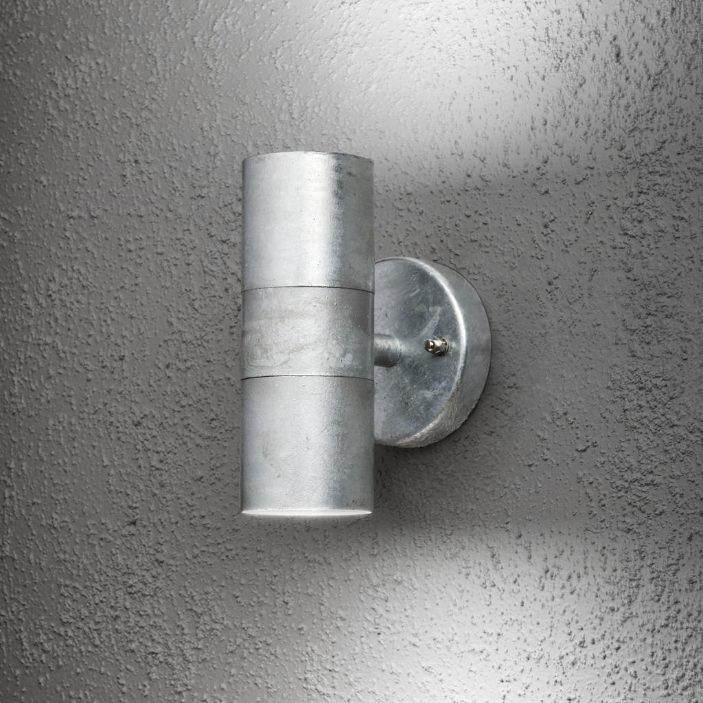 Modena acero galvanizado lámpara de exterior De Konstsmide - Crea una soluci&oacute;n de iluminaci&oacute;n elegante y moderna en tu fachada con este aplique de pared de acero galvanizado que ilumina tanto hacia arriba como hacia abajo.