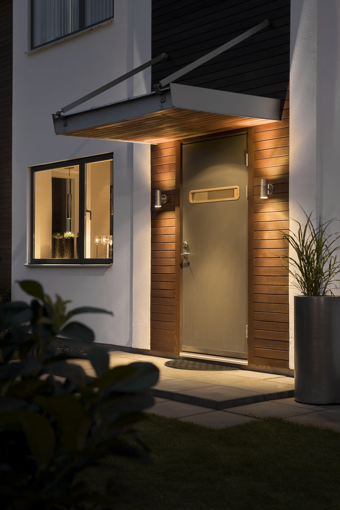 Modena acero galvanizado lámpara de exterior De Konstsmide - Crea una soluci&oacute;n de iluminaci&oacute;n elegante y moderna en tu fachada con este aplique de pared de acero galvanizado que ilumina tanto hacia arriba como hacia abajo.