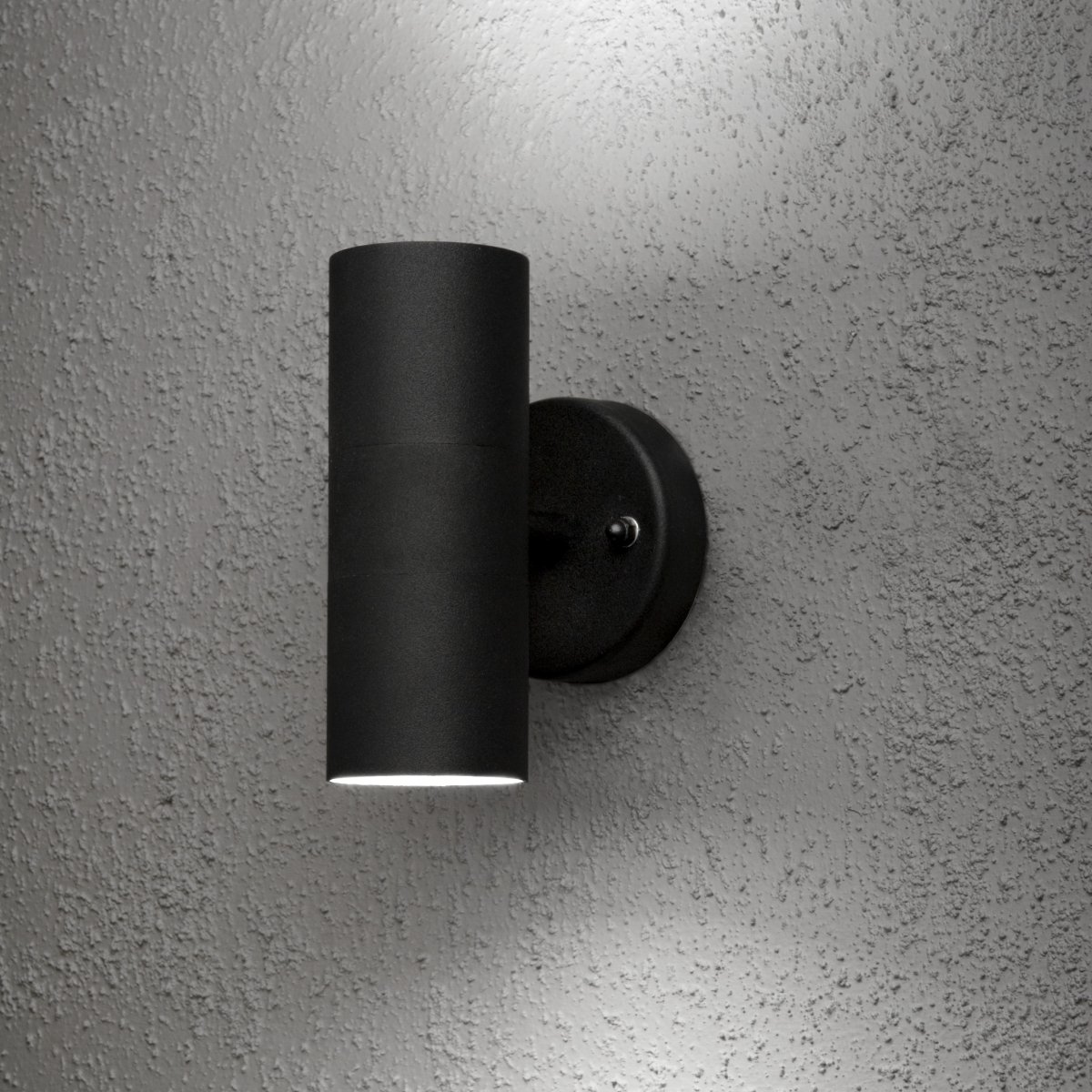 Modena Negro lámpara de exterior De Konstsmide - Modena es una moderna luminaria de fachada fabricada en aluminio lacado en negro con cristal transparente, que aporta un toque elegante y atemporal a cualquier fachada.