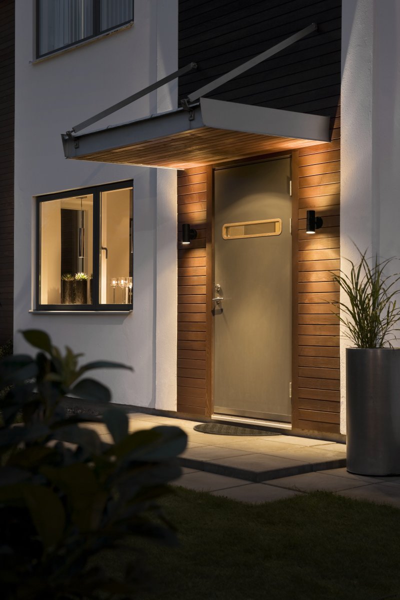 Modena Negro lámpara de exterior De Konstsmide - Modena es una moderna luminaria de fachada fabricada en aluminio lacado en negro con cristal transparente, que aporta un toque elegante y atemporal a cualquier fachada.