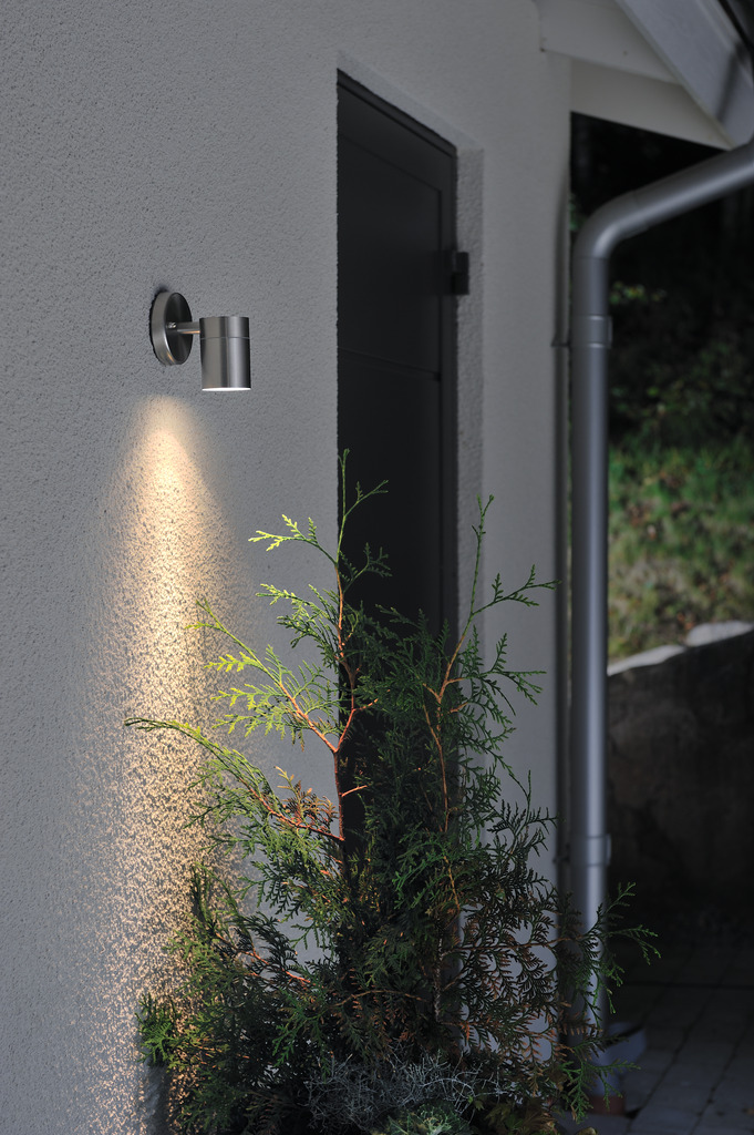 Modena Inoxidable lámpara de exterior De Konstsmide - Con su dise&ntilde;o redondo y su luz directa, es ideal para crear una atm&oacute;sfera sofisticada en zonas de entrada y zonas de paso.