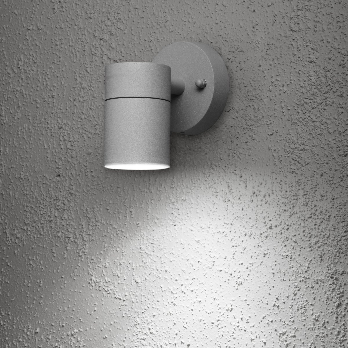 Modena Gris lámpara de exterior De Konstsmide - Modena es una elegante l&aacute;mpara de fachada fabricada en aluminio lacado gris con un dise&ntilde;o moderno y minimalista.
