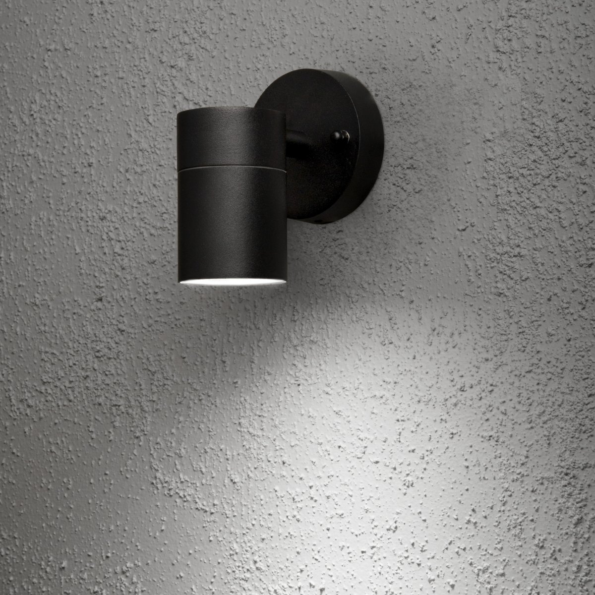 Modena Negro lámpara de exterior De Konstsmide - Modena es una elegante l&aacute;mpara de fachada fabricada en aluminio lacado en negro con un dise&ntilde;o moderno y minimalista.