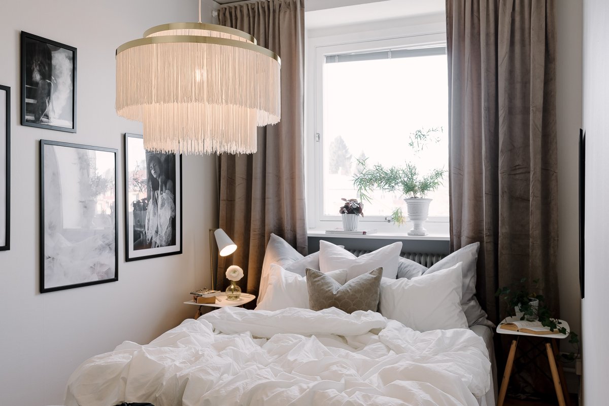 Frans Ø52 Blanco Lámpas de techo De Globen Lighting - La l&aacute;mpara colgante Frans se inspira en el mundo de la moda y el dise&ntilde;o de interiores, donde los flecos son un detalle decorativo recurrente.