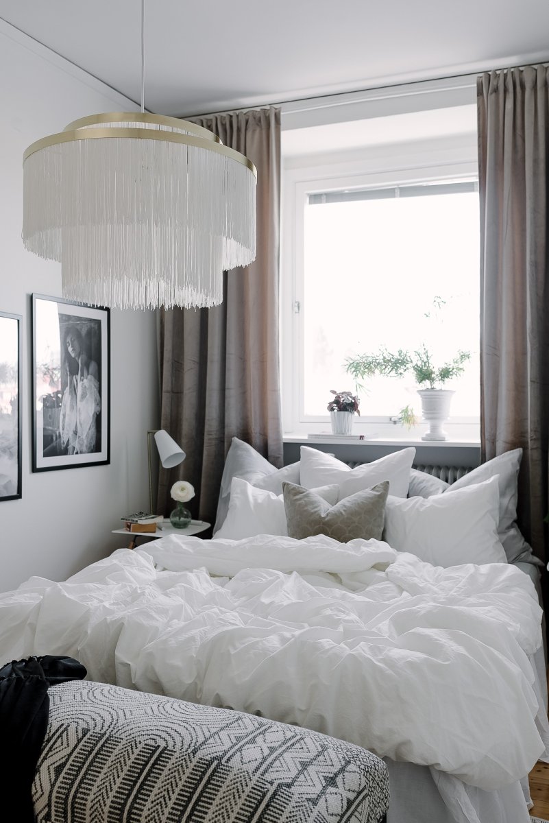 Frans Ø52 Blanco Lámpas de techo De Globen Lighting - La l&aacute;mpara colgante Frans se inspira en el mundo de la moda y el dise&ntilde;o de interiores, donde los flecos son un detalle decorativo recurrente.