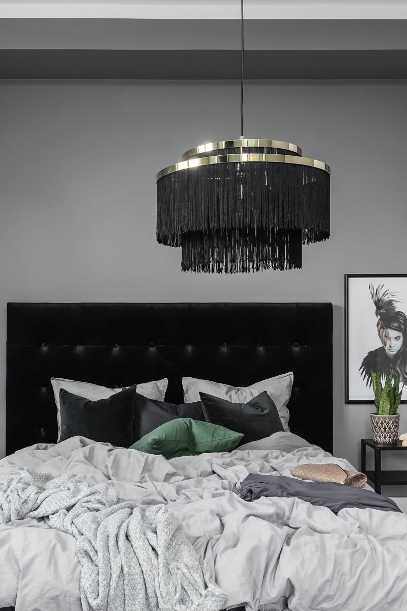 Frans Ø52 Negro Lámpas de techo De Globen Lighting - Los flecos se pueden encontrar tanto en la ropa como en los muebles.