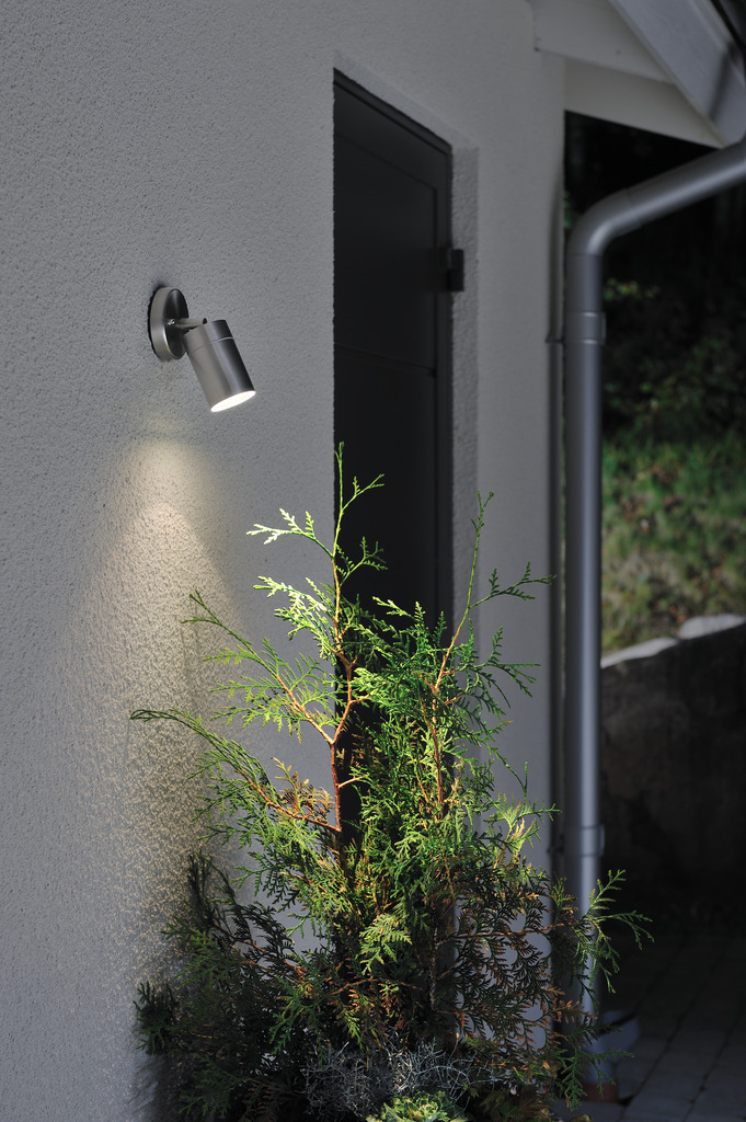 Modena Plata lámpara de exterior De Konstsmide - Con su dise&ntilde;o redondo y su luz directa, es ideal para crear una atm&oacute;sfera sofisticada en zonas de entrada y zonas de paso.