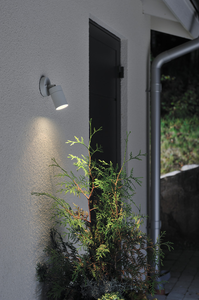 Modena Gris lámpara de exterior De Konstsmide - Con su diseño redondo y su luz directa, es ideal para crear una atmósfera sofisticada en zonas de entrada y zonas de paso.