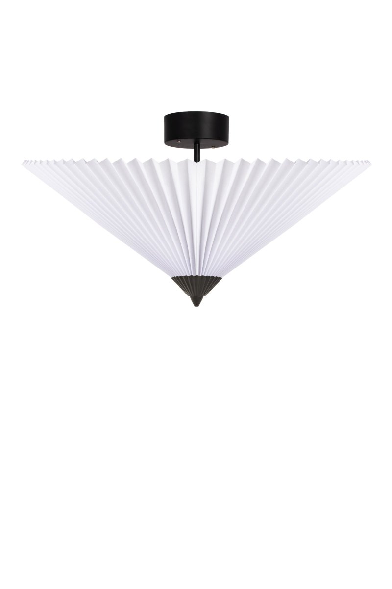 Matisse Ø60 Blanco plafón De Globen Lighting - La pantalla de la l&aacute;mpara cuelga de una varilla de metal negro mate que est&aacute; montada en una caja de techo a juego.