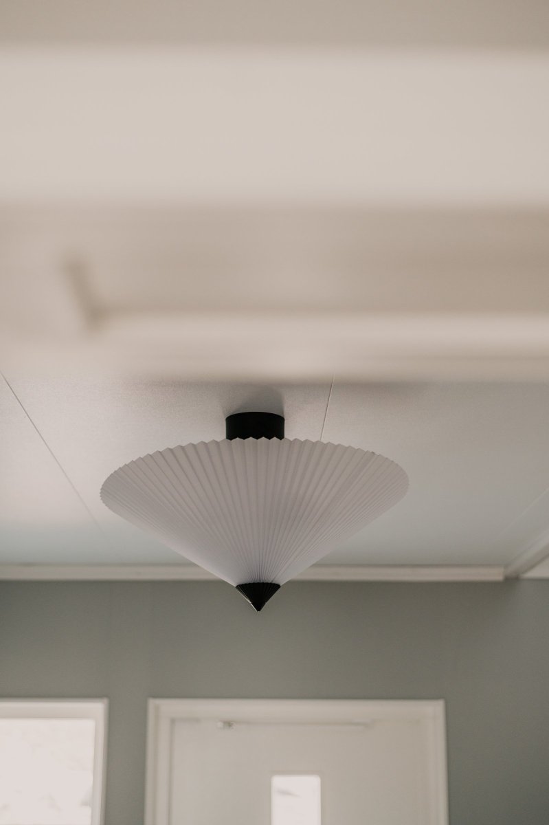 Matisse Ø60 Blanco plafón De Globen Lighting - La pantalla de la l&aacute;mpara cuelga de una varilla de metal negro mate que est&aacute; montada en una caja de techo a juego.