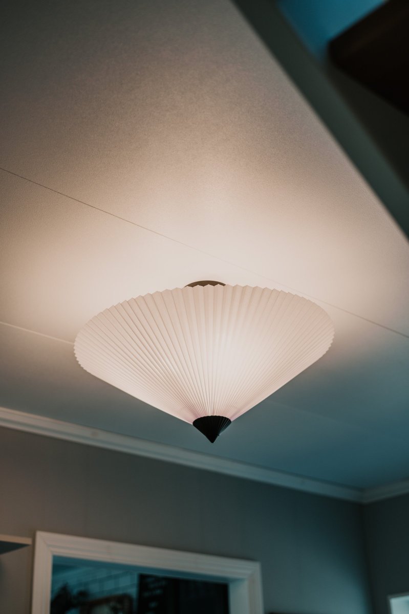 Matisse Ø60 Blanco plafón De Globen Lighting - La pantalla de la l&aacute;mpara cuelga de una varilla de metal negro mate que est&aacute; montada en una caja de techo a juego.