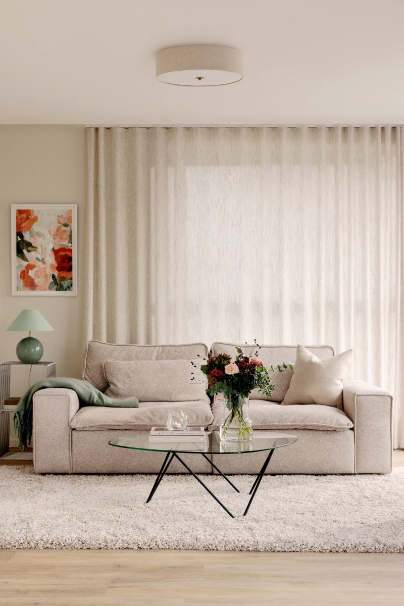Noah Ø35 Beige plafón De Globen Lighting - Presenta detalles de lat&oacute;n pulido, una tela con estampado vibrante y un protector antideslumbrante blanco en la parte inferior para crear una luz agradable.