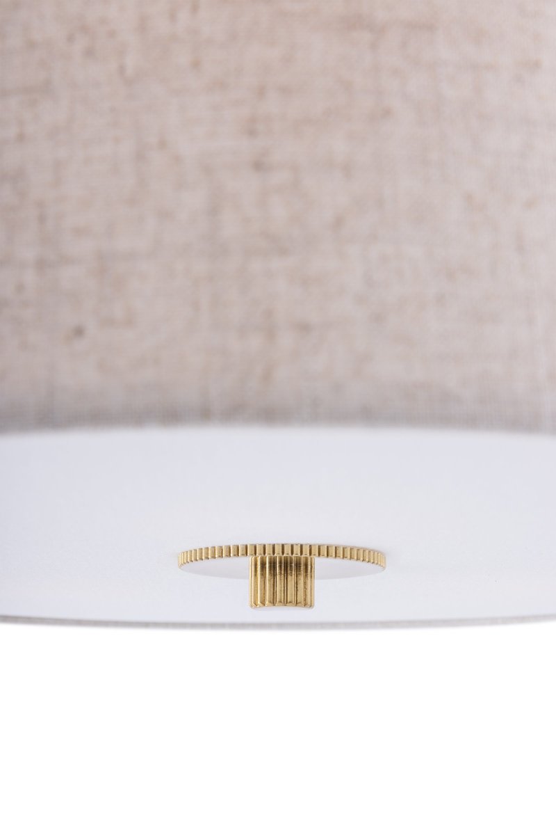 Noah Ø35 Beige plafón De Globen Lighting - Presenta detalles de lat&oacute;n pulido, una tela con estampado vibrante y un protector antideslumbrante blanco en la parte inferior para crear una luz agradable.