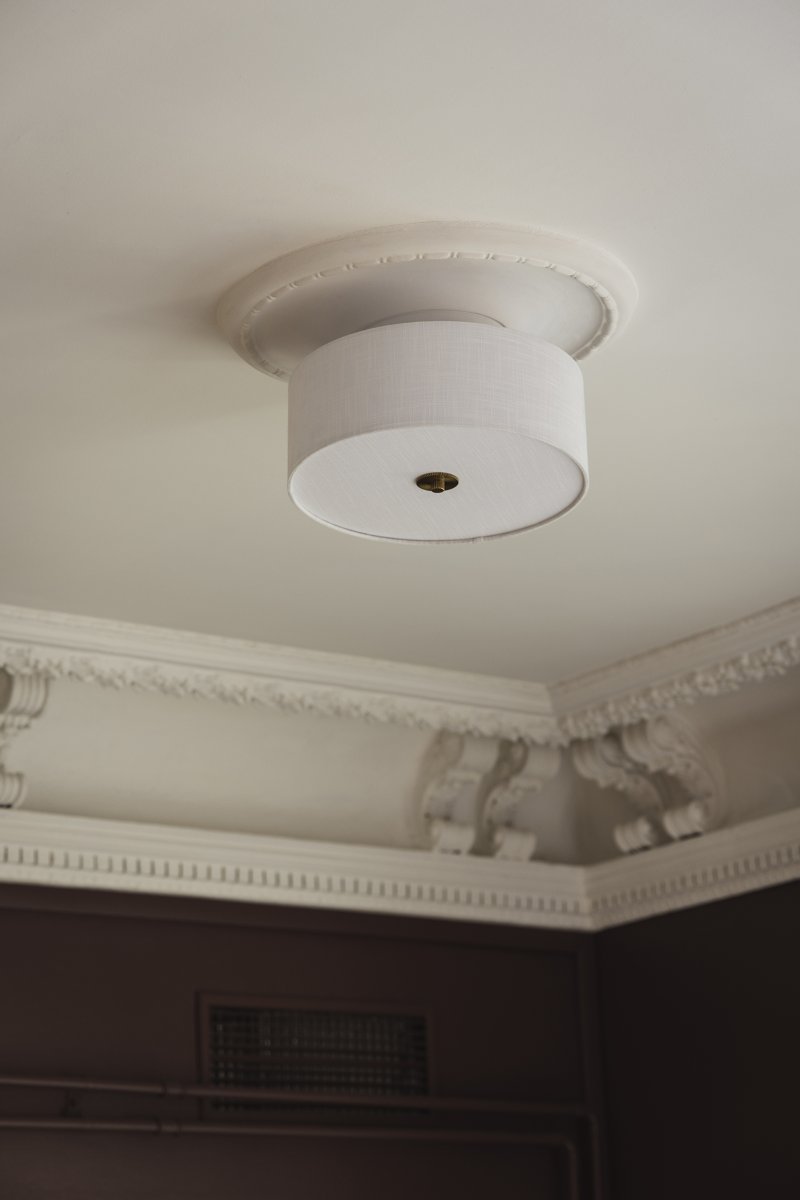 Noah Ø35 Blanco plafón De Globen Lighting - Un difusor de lino blanco a juego en la base suaviza la luz, creando un efecto agradable y difuso.