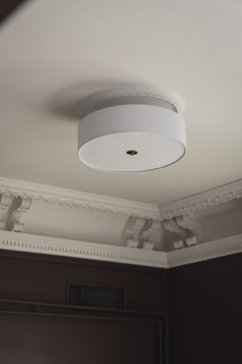 Noah Ø50 Blanco plafón De Globen Lighting - La elegante y decorativa lámpara de techo Noah está elaborada artesanalmente en lino blanco y cautiva por su hermosa y vibrante forma.
