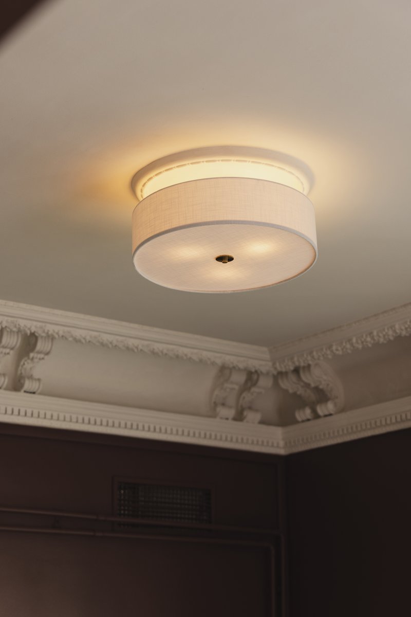 Noah Ø50 Blanco plafón De Globen Lighting - La elegante y decorativa lámpara de techo Noah está elaborada artesanalmente en lino blanco y cautiva por su hermosa y vibrante forma.