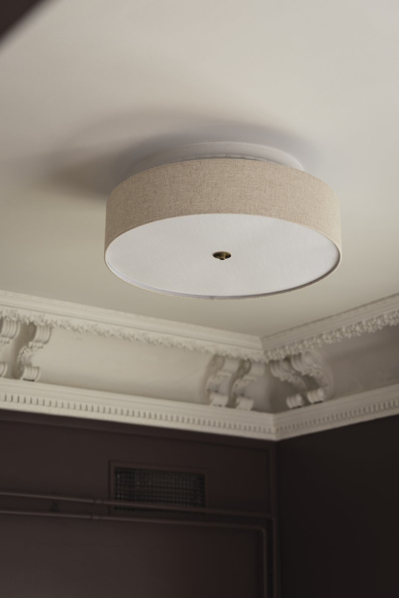 Noah Ø65 Beige plafón De Globen Lighting - Presenta detalles en latón pulido, un vibrante estampado y un difusor blanco en la base para una luz agradable.