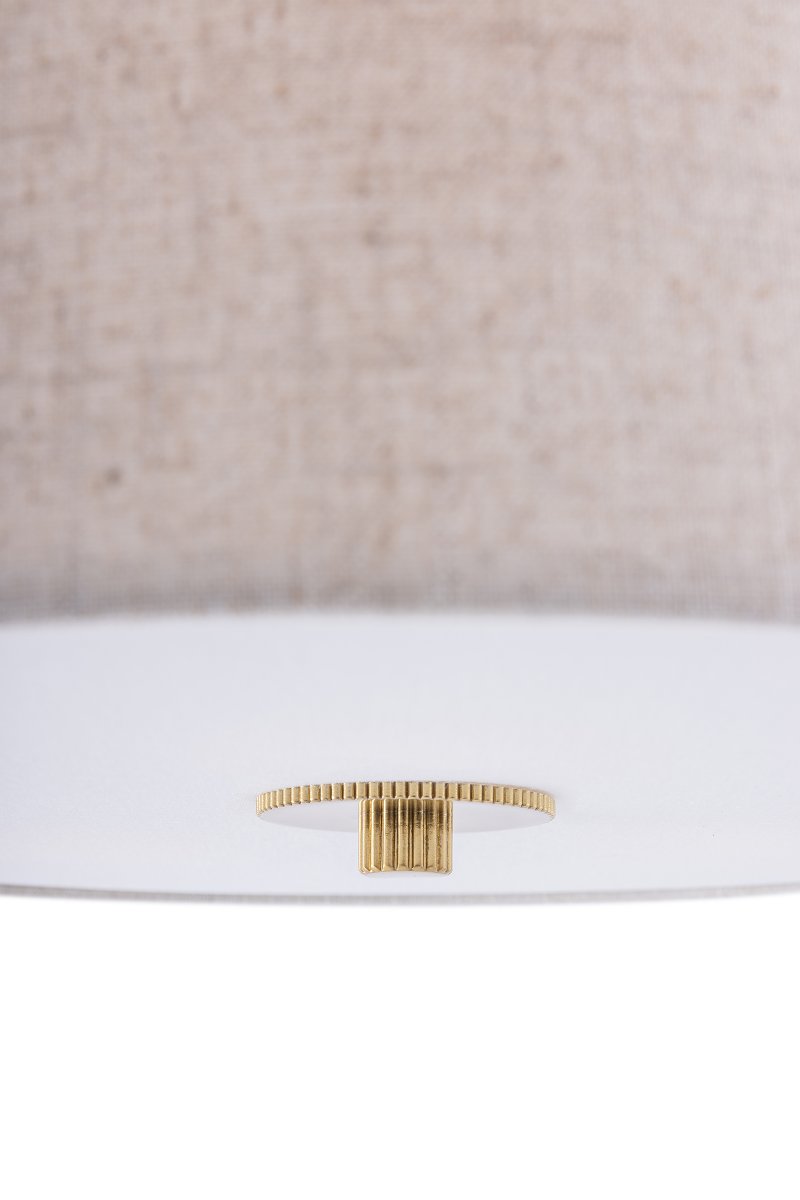 Noah Ø65 Beige plafón De Globen Lighting - Presenta detalles en latón pulido, un vibrante estampado y un difusor blanco en la base para una luz agradable.
