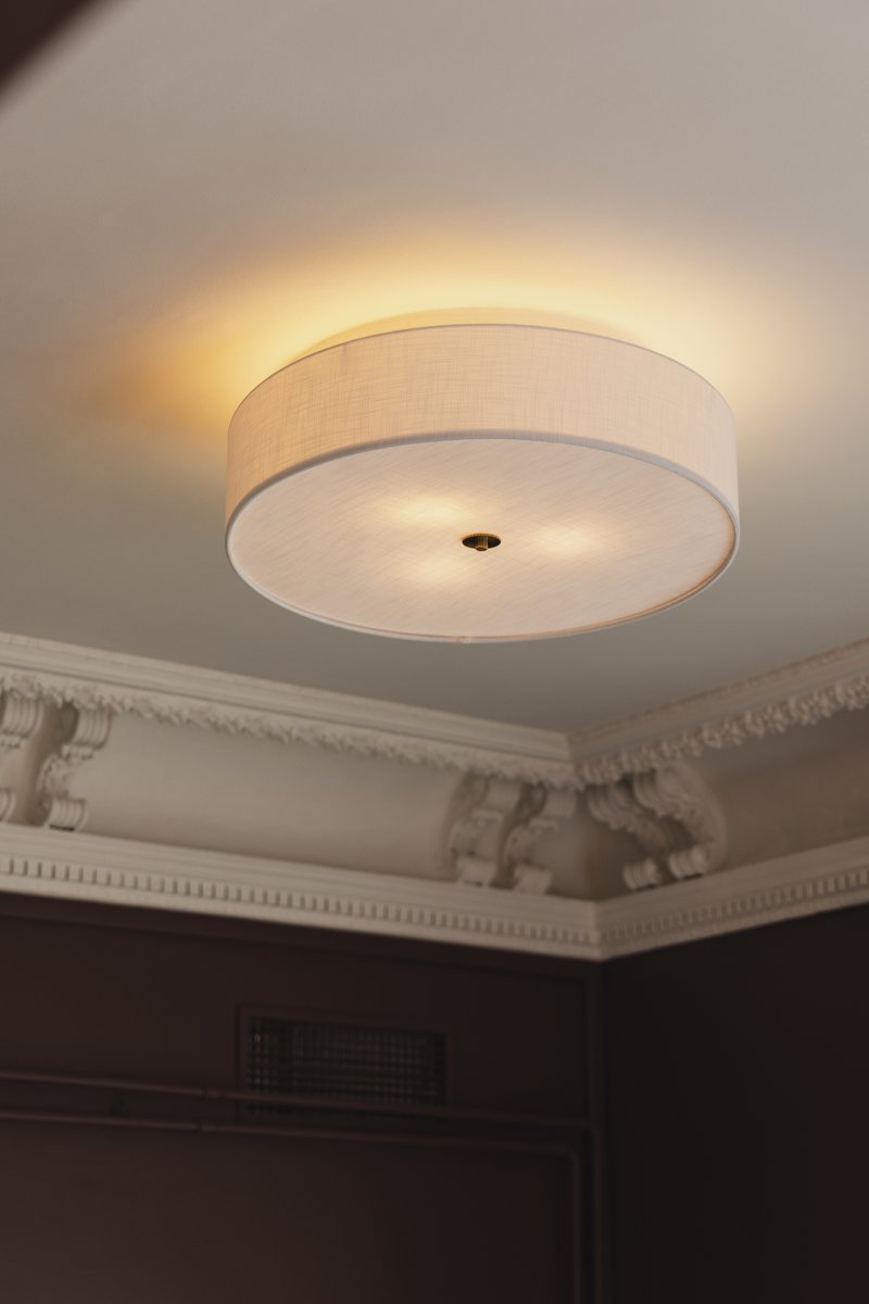 Noah Ø65 Blanco plafón De Globen Lighting - La elegante y decorativa lámpara de techo Noah está elaborada artesanalmente en lino blanco y cautiva por su hermosa y vibrante forma.