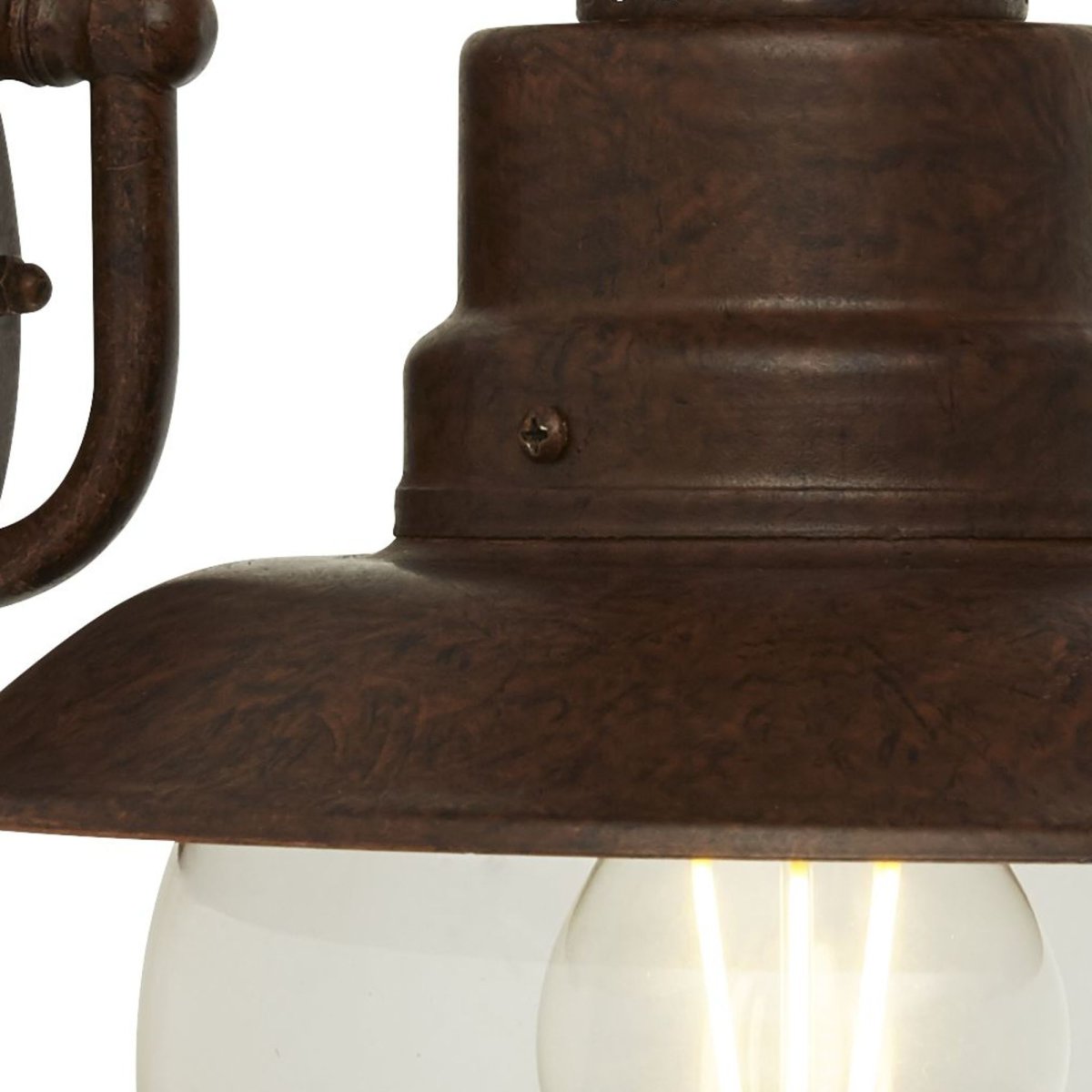 Station Óxido lámpara de exterior De Searchlight - La robusta construcción de metal con un acabado antiguo y la gran bola de cristal crean una impresión auténtica que recuerda a los entornos rurales tradicionales.