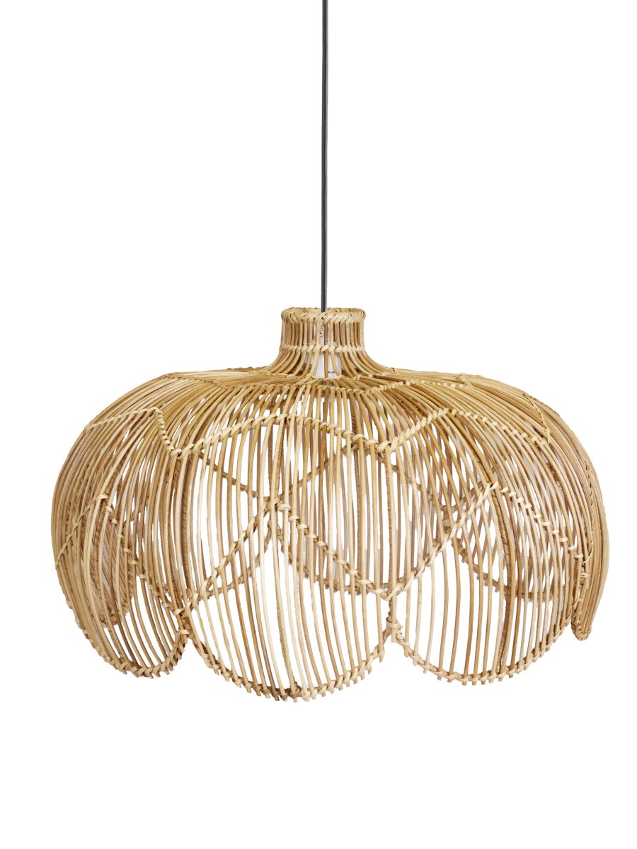 Belle Ø53 Naturaleza De PR Home - El elegante borde inferior, dise&ntilde;ado en forma de concha de caracol, aporta l&iacute;neas suaves y un toque bohemio a la estancia, mientras que el delgado cuello oculta el cable con discreci&oacute;n y estilo.