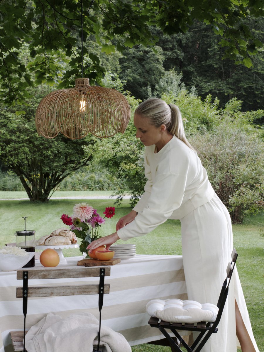 Belle Ø53 Naturaleza De PR Home - El elegante borde inferior, dise&ntilde;ado en forma de concha de caracol, aporta l&iacute;neas suaves y un toque bohemio a la estancia, mientras que el delgado cuello oculta el cable con discreci&oacute;n y estilo.