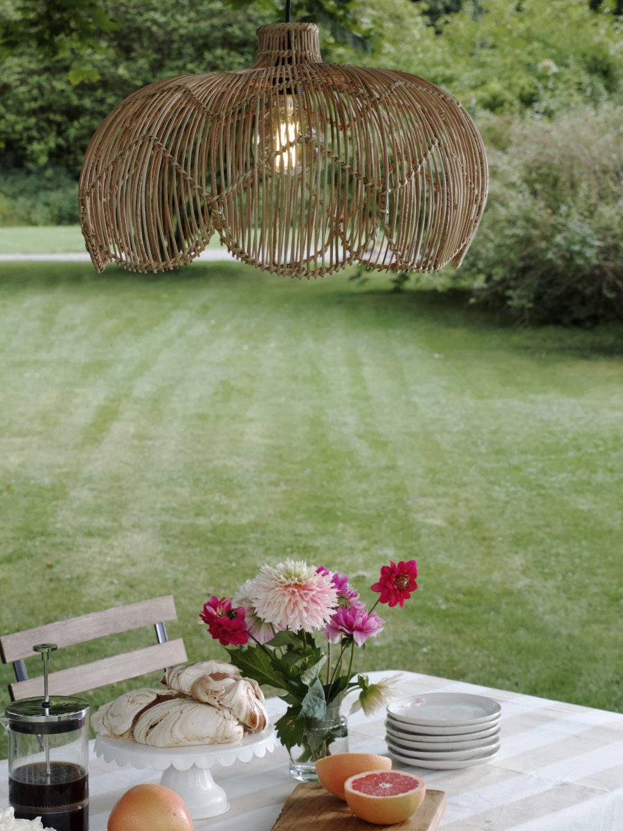 Belle Ø53 Naturaleza De PR Home - El elegante borde inferior, dise&ntilde;ado en forma de concha de caracol, aporta l&iacute;neas suaves y un toque bohemio a la estancia, mientras que el delgado cuello oculta el cable con discreci&oacute;n y estilo.