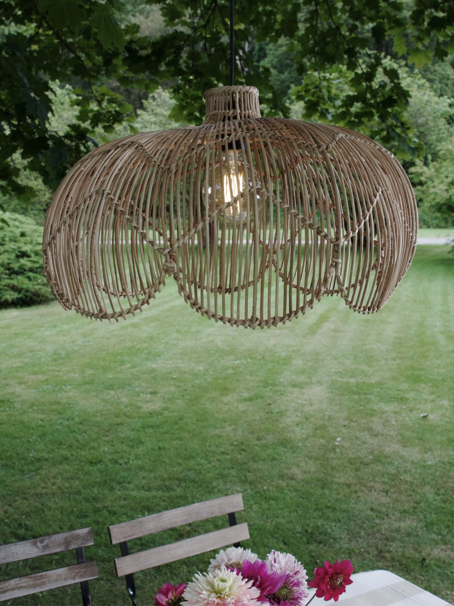 Belle Ø53 Naturaleza De PR Home - El elegante borde inferior, dise&ntilde;ado en forma de concha de caracol, aporta l&iacute;neas suaves y un toque bohemio a la estancia, mientras que el delgado cuello oculta el cable con discreci&oacute;n y estilo.