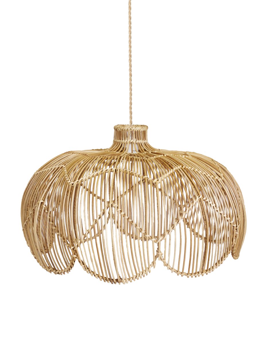 Belle Ø53 Naturaleza Lámpas de techo De PR Home - El elegante borde inferior, dise&ntilde;ado en forma de concha de caracol, aporta l&iacute;neas suaves y un toque bohemio a la estancia, mientras que el fino cuello oculta el cable con discreci&oacute;n y estilo.