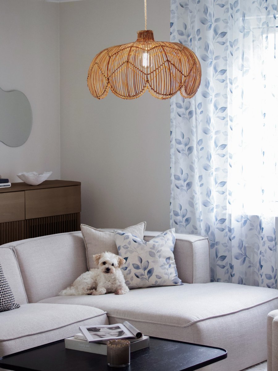 Belle Ø53 Naturaleza Lámpas de techo De PR Home - El elegante borde inferior, dise&ntilde;ado en forma de concha de caracol, aporta l&iacute;neas suaves y un toque bohemio a la estancia, mientras que el fino cuello oculta el cable con discreci&oacute;n y estilo.