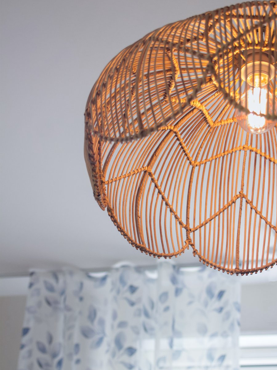 Belle Ø53 Naturaleza Lámpas de techo De PR Home - El elegante borde inferior, dise&ntilde;ado en forma de concha de caracol, aporta l&iacute;neas suaves y un toque bohemio a la estancia, mientras que el fino cuello oculta el cable con discreci&oacute;n y estilo.