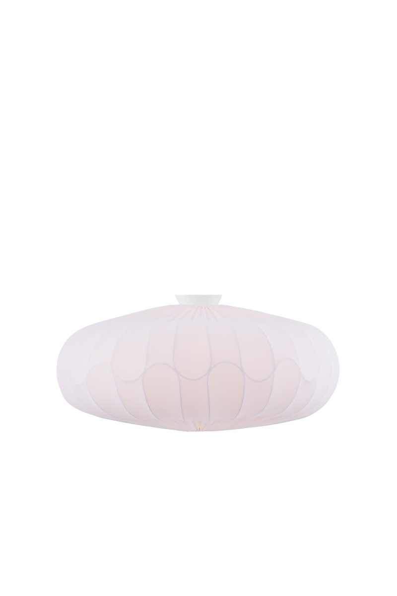 Bladverk Ø50 Blanco plafón De Globen Lighting - Fabricada en tela de algod&oacute;n el&aacute;stico, Bladverk emite una luz c&aacute;lida y acogedora que realza el ambiente de cualquier estancia.
