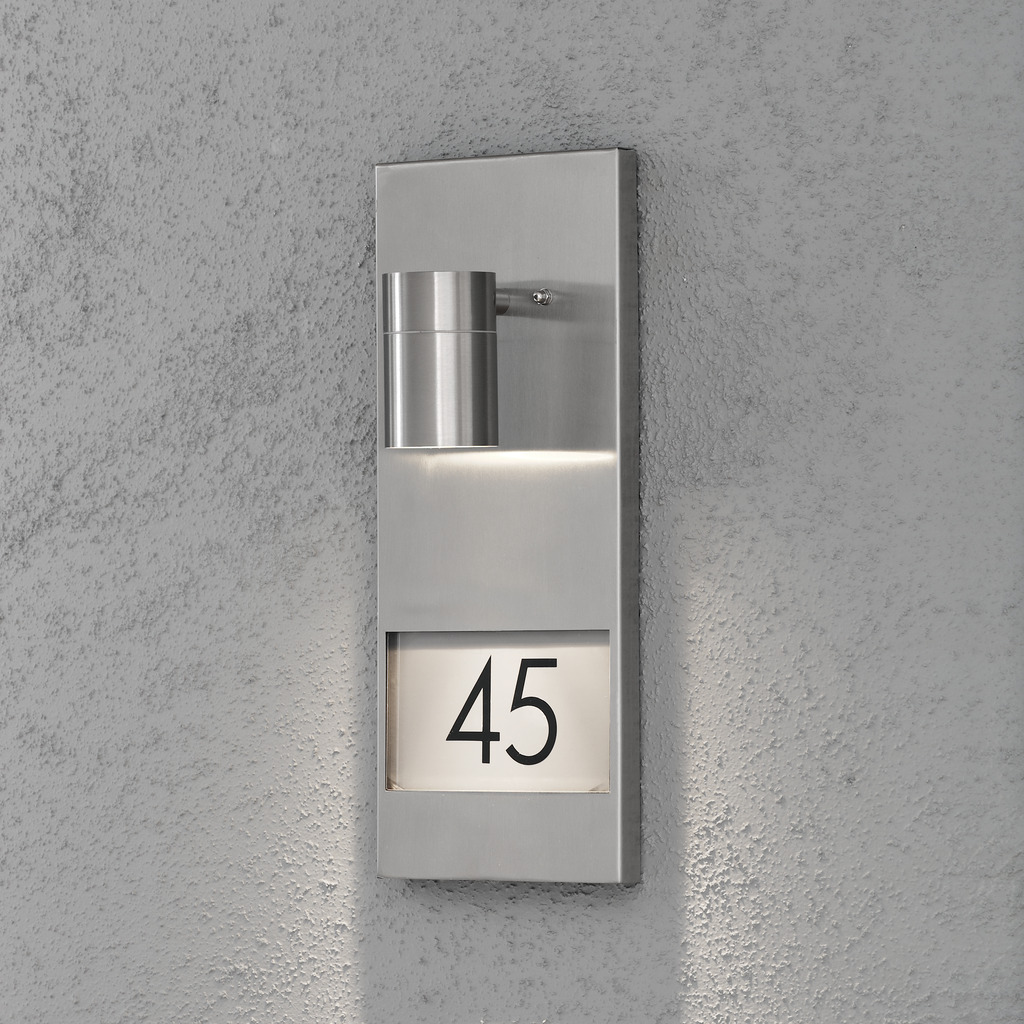 Modena Plata lámpara de exterior De Konstsmide - Esta luz de fachada con placa de número de casa ofrece una combinación perfecta de estilo y funcionalidad.