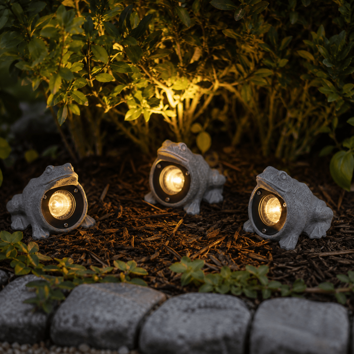 Amalfi Ranas Gris De Konstsmide - El conjunto consta de tres ranas decorativas con luces LED integradas que emiten una luz blanca c&aacute;lida y suave, perfecta para crear un ambiente acogedor en el jard&iacute;n, junto al estanque o en el patio.