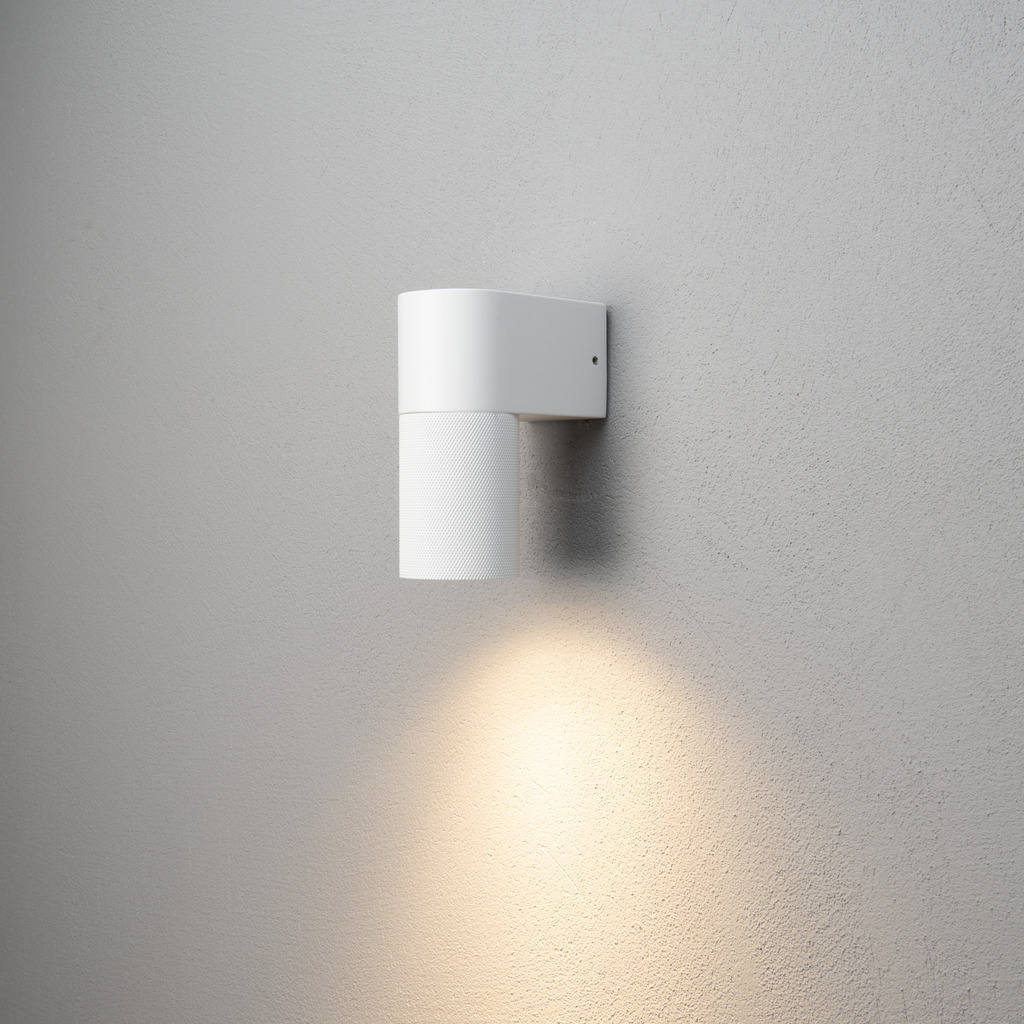 Temi Blanco lámpara de exterior De Konstsmide - Con su diseño redondo y su luz directa, es ideal para crear una atmósfera sofisticada en zonas de entrada y zonas de paso.