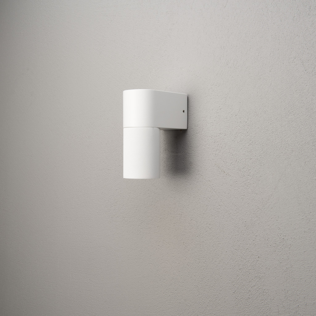 Temi Blanco lámpara de exterior De Konstsmide - Con su diseño redondo y su luz directa, es ideal para crear una atmósfera sofisticada en zonas de entrada y zonas de paso.