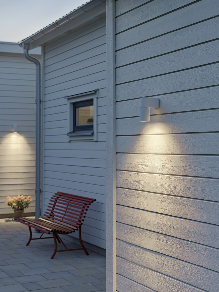 Temi Blanco lámpara de exterior De Konstsmide - Con su diseño redondo y su luz directa, es ideal para crear una atmósfera sofisticada en zonas de entrada y zonas de paso.